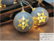 Las luces de la Navidad caseras adornan el árbol que cuelga al aire libre plástico pendiente llevada