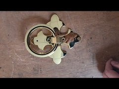 Conjunto de flores decorativas de borde cruzado con asas de ataúd atmosféricas europeas simples