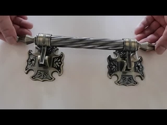 Conjunto de flores decorativas de borde cruzado con asas de ataúd atmosféricas europeas simples