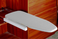 El tablero que plancha plegable rector instala en muebles caseros ajustables extensibles del guardarropa