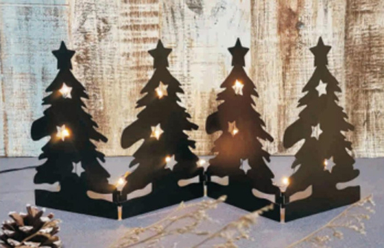 Las luces de la Navidad caseras adornan el árbol que cuelga al aire libre plástico pendiente llevada